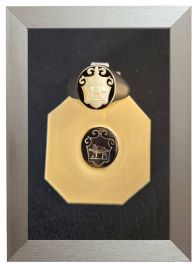 Yellow gold heraldic signet ring, hand-engraved with a shaped shield bearing a boar