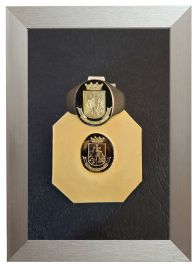 Yellow gold heraldic signet ring, hand-engraved with a Spanish shield in the centre, a baron&rsquo;s crown and a scroll bearing a motto
